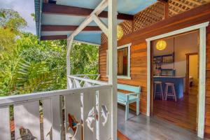 プエルト・ビエホにあるApartamento David Valleyのテーブル付きの家のバルコニー