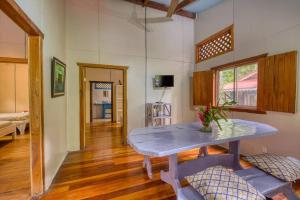 プエルト・ビエホにあるApartamento David Valleyの部屋の中にテーブルがあるリビングルーム