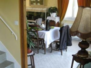Cousancelles的住宿－Guestroom Cousances-les-Forges, 1 pièce, 2 personnes - FR-1-585-123，一间带桌子和窗户的用餐室