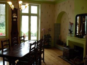 - une salle à manger avec une table et des chaises en bois dans l'établissement Guestroom Montigny-lès-Vaucouleurs, 1 pièce, 3 personnes - FR-1-585-110, à Houdelaincourt