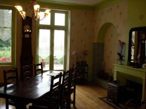 une salle à manger avec une table en bois et une grande fenêtre dans l'établissement Guestroom Montigny-lès-Vaucouleurs, 1 pièce, 3 personnes - FR-1-585-110, à Houdelaincourt