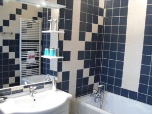 y baño con lavabo, bañera y espejo. en Guestroom Montigny-lès-Vaucouleurs, 1 pièce, 3 personnes - FR-1-585-110 en Houdelaincourt