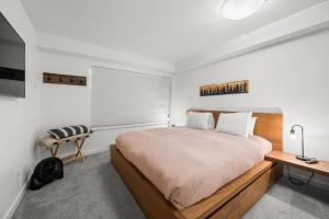 ein Schlafzimmer mit einem großen Bett und einem Schreibtisch in der Unterkunft Stoney Creek Northstar by Whistler Premier in Whistler