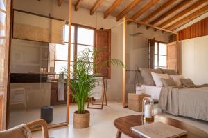 a living room with a bed and a table at Can Moio Turismo de Interior in Montuiri
