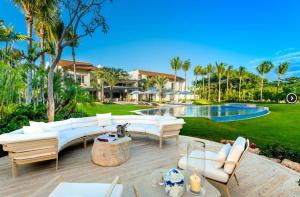 een patio met witte meubels en een zwembad bij Sunny Vacation Villa No 44 in San Rafael del Yuma