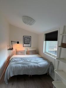 sypialnia z łóżkiem i oknem w obiekcie Strandviks semesterboende w mieście Halmstad