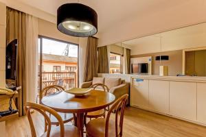 Resort pé na areia - Suítes JBVTOP的厨房或小厨房
