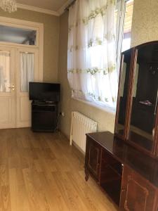 sala de estar con vestidor y TV en bakuriani home en Bakuriani