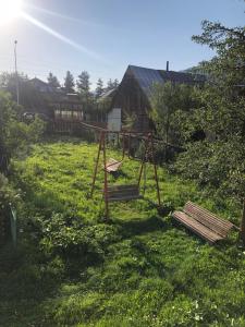 um parque infantil no quintal de uma casa em bakuriani home em Bakuriani