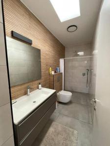 uma casa de banho com uma banheira, um WC e um lavatório. em Roni’s place em Bnei Yehuda