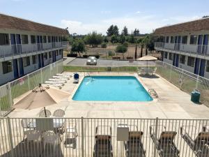 a swimming pool in a courtyard of a building at Motel 6-Oroville, CA in Oroville