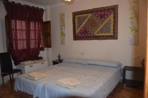 sypialnia z łóżkiem z dwoma ręcznikami w obiekcie Centro de Granada w Grenadzie