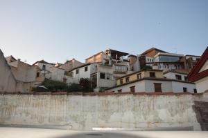 grupa budynków za betonową ścianą w obiekcie Centro de Granada w Grenadzie
