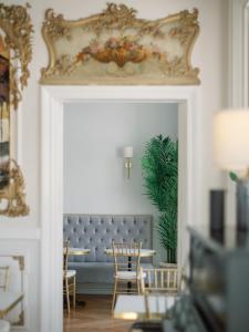 salon z niebieską kanapą i stołem w obiekcie Palácio do Visconde - The Coffee Experience w Lizbonie