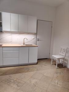 Η κουζίνα ή μικρή κουζίνα στο apartament 2 pokoje