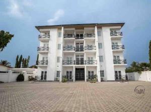 un gran edificio blanco con un gran patio en WellingManor Apartments - Luxury, en Accra