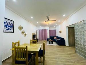 comedor y sala de estar con mesa y sillas en WellingManor Apartments - Luxury, en Accra