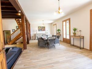 LanouailleにあるMaison spacieuse avec piscine privée, wifi et parking à Lanouaille - FR-1-616-335のソファとテーブルのあるリビングルーム