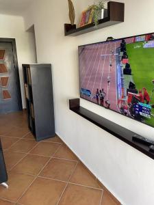 Televisyen dan/atau pusat hiburan di superbe appartement en complexe avec piscine