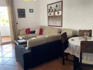 Ruang duduk di superbe appartement en complexe avec piscine