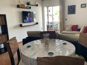 Televisyen dan/atau pusat hiburan di superbe appartement en complexe avec piscine