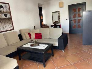 Ruang duduk di superbe appartement en complexe avec piscine