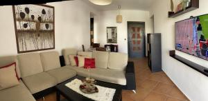Ruang duduk di superbe appartement en complexe avec piscine