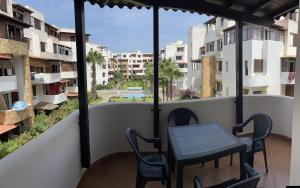 Balkoni atau teres di superbe appartement en complexe avec piscine