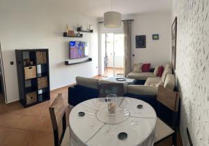Televisyen dan/atau pusat hiburan di superbe appartement en complexe avec piscine
