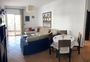 Ruang duduk di superbe appartement en complexe avec piscine