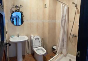 Bilik mandi di superbe appartement en complexe avec piscine