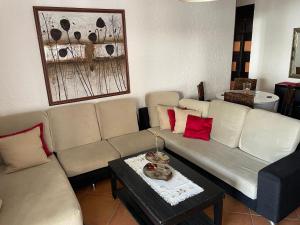Ruang duduk di superbe appartement en complexe avec piscine