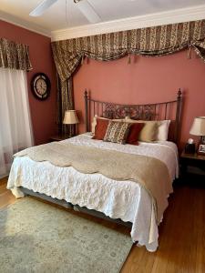 um quarto com uma cama grande e paredes vermelhas em Red Rocker Inn em Black Mountain