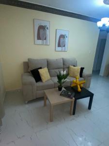 a living room with a couch and a coffee table at Acogedor Apartamento in Santiago de los Caballeros