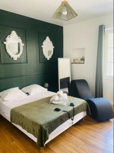 1 dormitorio con 1 cama y 1 silla azul en La Maginot Room YourHostHelper, en Grenoble