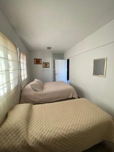 1 dormitorio con 2 camas en una habitación en Departamento en la Ciudad de Mendoza en Mendoza