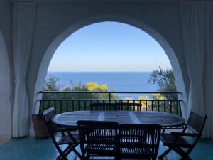 カストロ・ディ・レッチェにあるVilla vista mareのテーブルと椅子、海の景色を望むバルコニー
