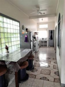 cocina con mesa y nevera en Relax at Pier Sands Casita#1 - Close to the Beach!, en Puntarenas