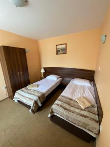 Ένα ή περισσότερα κρεβάτια σε δωμάτιο στο Zajazd Miechus