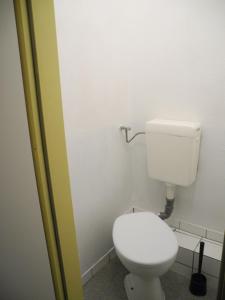 a bathroom with a white toilet in a room at Flow Home in Berlin