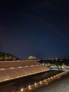 eine Reihe von Sonnenkollektoren in der Nacht in der Unterkunft Elegant Apartment in Athen