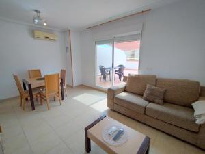 sala de estar con sofá y mesa en ACV - Torremar-2ª linea planta 5 frontal 3, en Oropesa del Mar
