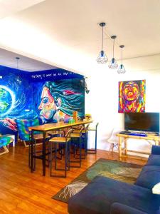 班泰的住宿－看海景背包客旅舍，一间房间,墙上挂着一张桌子和一幅画