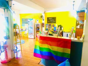 un bancone arcobaleno in un negozio con un arcobaleno di See Sea Backpackers House a Baan Tai