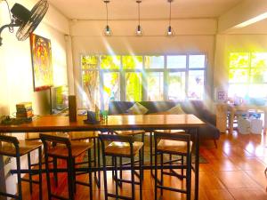 sala de estar con mesa y algunas sillas en See Sea Backpackers House, en Baan Tai