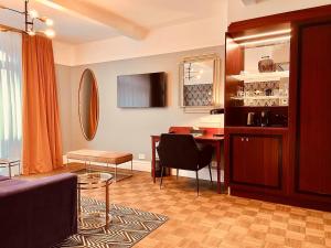 - un salon avec une table et un bureau dans l'établissement Gatsby Hotel - Adults Only - Small Luxury Hotel - by F-Hotels, à Blankenberge