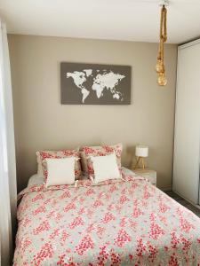 ein Schlafzimmer mit einem Bett mit einer Karte an der Wand in der Unterkunft Appartement cosy in Dijon