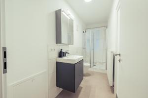 Baño blanco con lavabo y aseo en Apartment für 4 Aalen Zentrum Netflix 300 Mbit Wlan, en Aalen