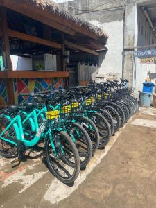 eine Reihe von Fahrrädern, die neben einem Gebäude geparkt sind in der Unterkunft Tropical House Bungalows in Gili Trawangan