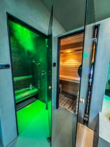 ein Badezimmer mit einer Dusche und grünem Boden in der Unterkunft Boat & Boost Amsterdam in Amsterdam